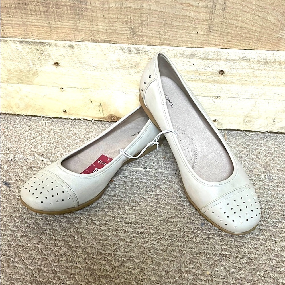Merona size 10 Ecru(Cream) Color Maegan Arch Pads Ballet Flats with Silver Studs